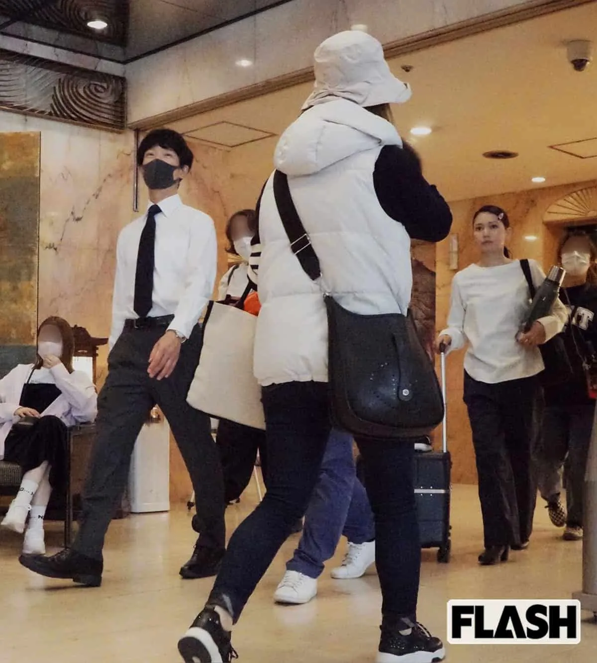 一张图截成两个人发两篇报道 真有你的啊FLASH