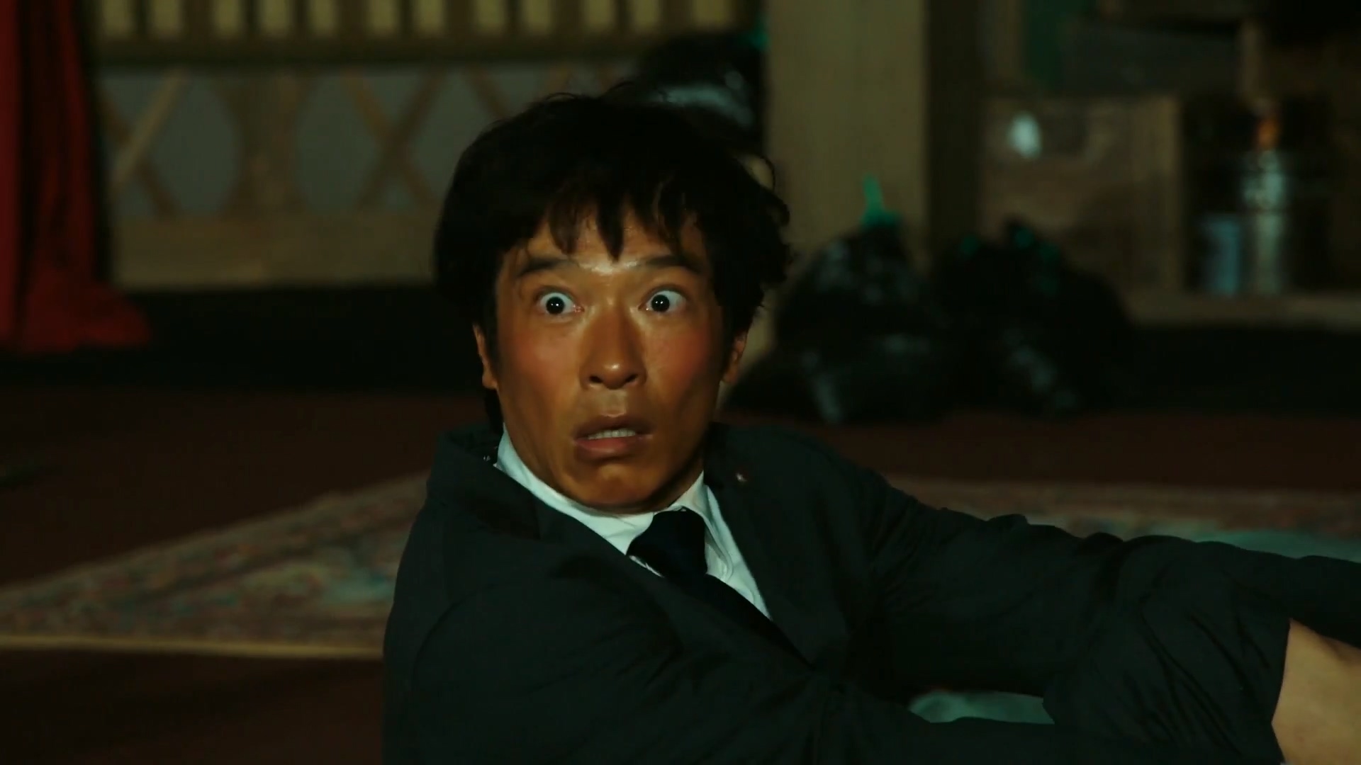 裤脚被拉上来了